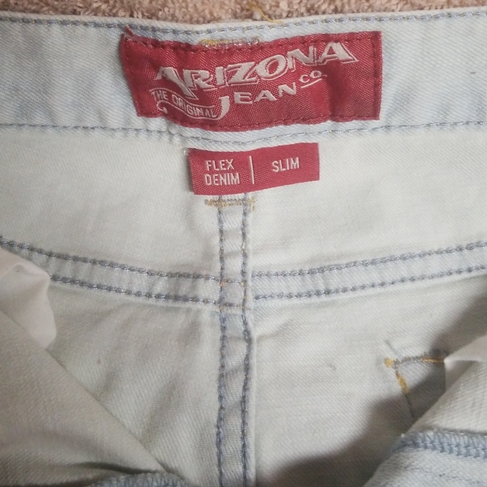 Men's shredded Light colored Arizona Jeans